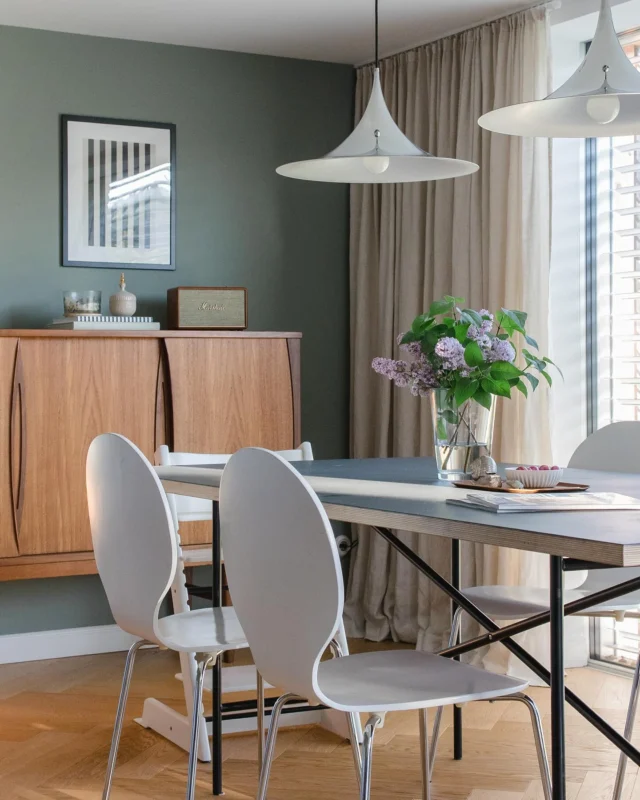 Fliederduft erfüllt die Zuhause-Luft 💜

#esszimmer #flieder #schnittblumen #blumenvase #tischdeko #wandfarbe #cardroomgreen #anbau #zubau #teaksideboard #gubisemipendant #hängeleuchten #fischgrätparkett #eiermanntisch #leinenvorhänge #altbausanierung #altbauliebe #interiordesign #interiordetails #scandihome #scandinaviandesign #scandistyle #scandiliving #interiorphotography